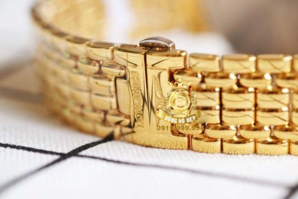 Với dây đeo vàng, chiếc đồng hồ trở thành biểu tượng của sự sang trọng và đẳng cấp, làm tăng giá trị và cá tính
